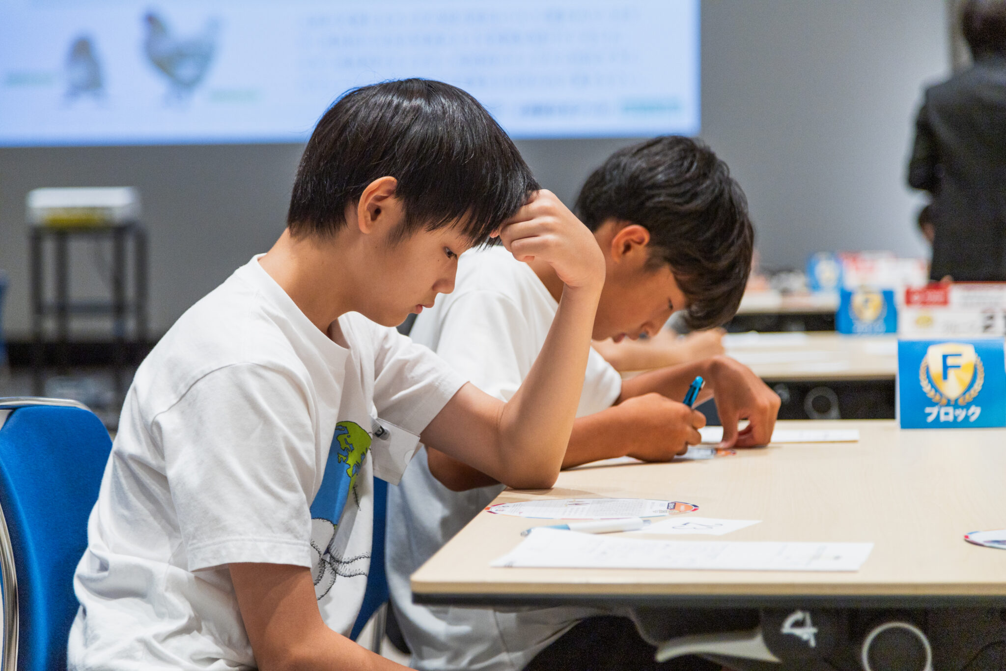 考えこむ男子生徒